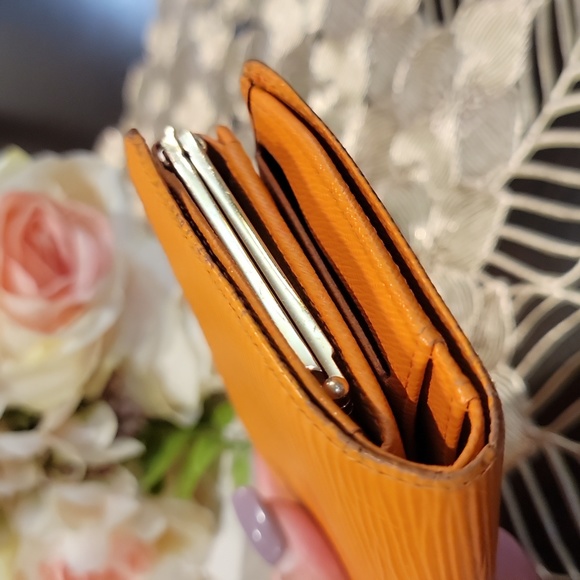 Authentic Louis Vuitton Epi kisslock wallet - Picture 3 of 10